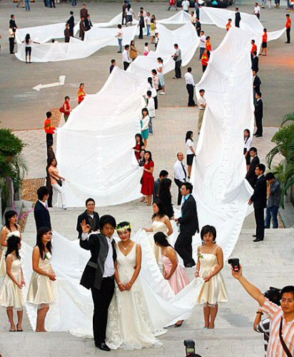 Name:  wedding dress train is 219 yards.jpg
Views: 642
Size:  62.8 KB