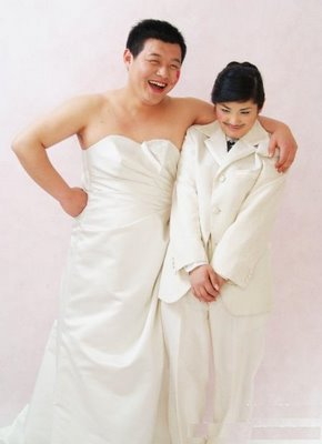 Name:  Bizarre_Chinese_couple's_wedding_photo_5[1].jpg
Views: 703
Size:  50.9 KB