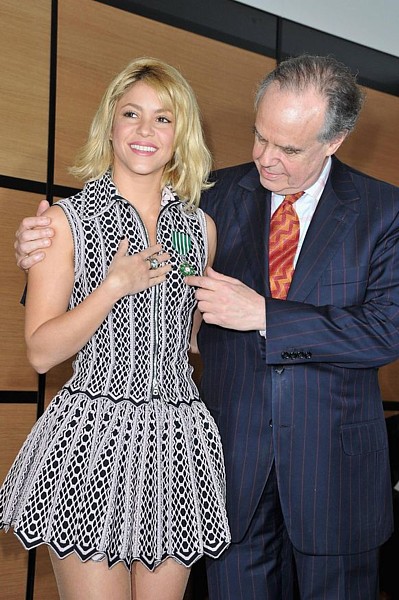 Name:  shakiraandfrenchcultureminister.jpg
Views: 1501
Size:  91.0 KB