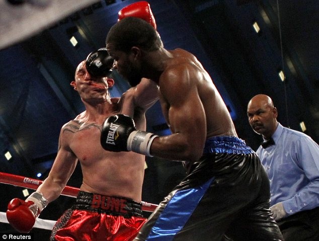 Name:  268976-lavarn-harvell-knockout-punch-smashes-tony-pietrantonio-s-face-in-temp.jpg
Views: 1997
Size:  78.8 KB