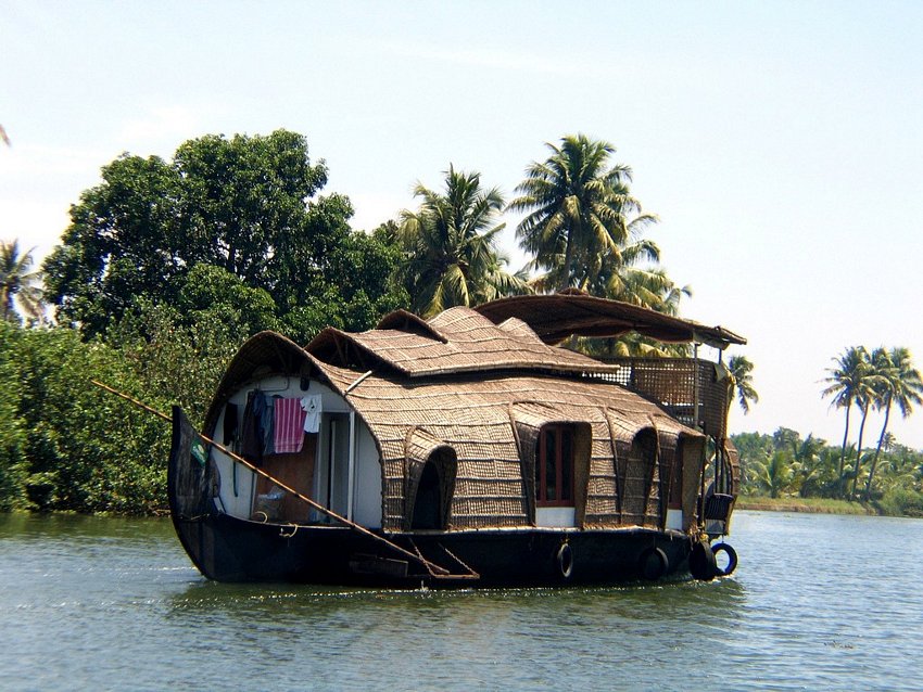 Name:  vietnamesehouseboat.jpg
Views: 499
Size:  147.1 KB