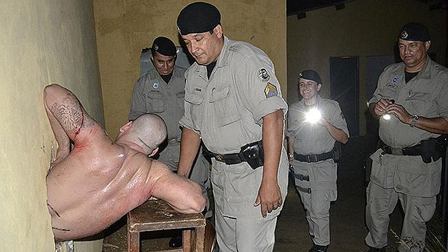 Name:  823267-prisoner-stuck-in-wall.jpg
Views: 451
Size:  48.8 KB