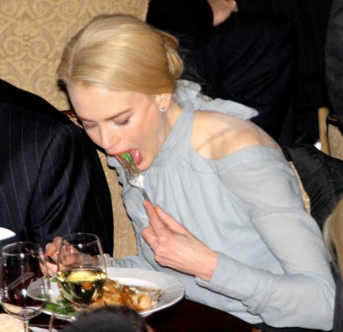 Name:  celebs-eating-12.jpg
Views: 388
Size:  32.9 KB