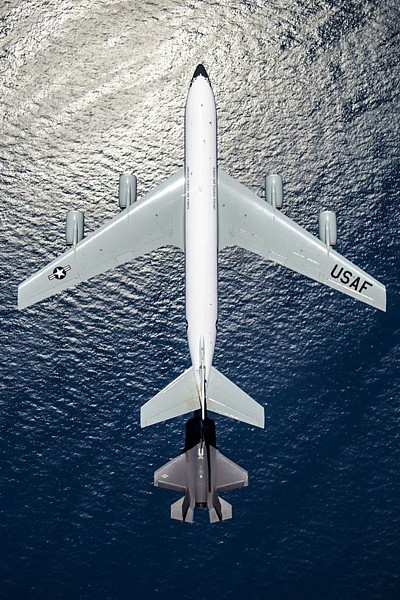 Name:  kc135refuelingf22.jpg
Views: 591
Size:  109.9 KB
