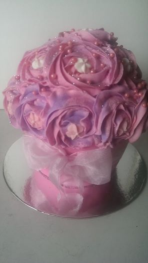 Name:  giant cupcake 2.jpg
Views: 221
Size:  18.9 KB