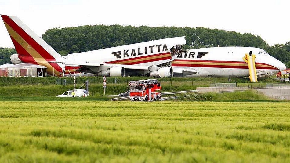 Name:  kalittaairb747splitinhalf.jpg
Views: 771
Size:  108.8 KB